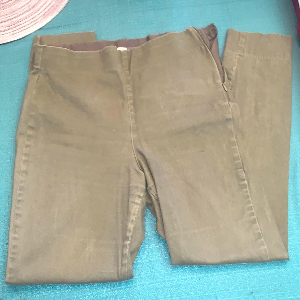 Size 6 Old Navy trousers with zipper on the side. Extremely stretchy.